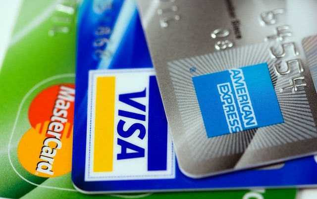 Τέρμα στις extra χρεώσεις από τη χρήση χρεωστικών/πιστωτικών καρτών στο εξωτερικό